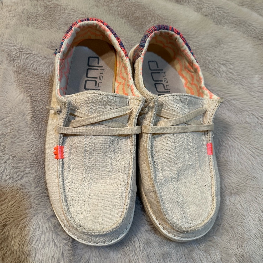 Women’s hey dudes sz8